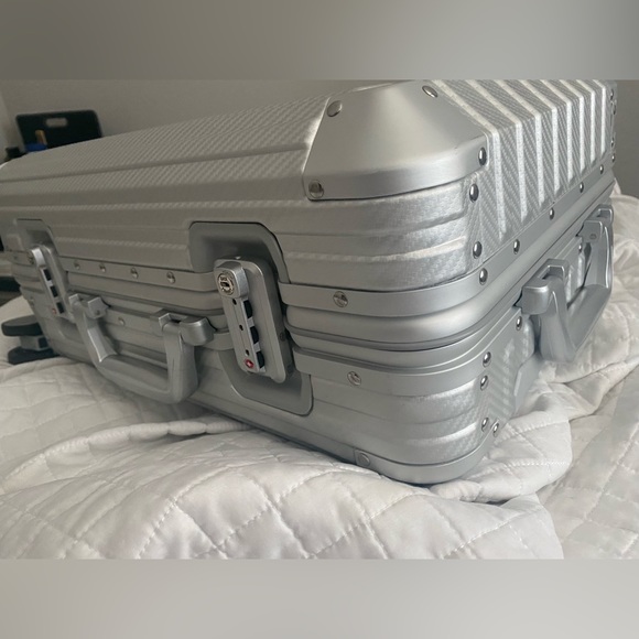 ALUMINUM CARRY ON SUITCASE - Picture 6 of 7